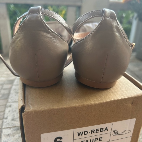 Journee Collection Women's Taupe Pointed Flats Sz 6 Wide nwb - Picture 4 of 4